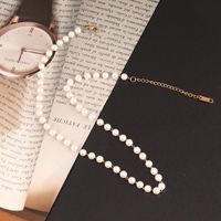 Collier en acier inoxydable à boucères pour femmes Imitation blanche Tempérament de la chaîne de perle Colliers de tour de tour