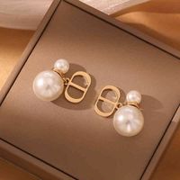d Family Pearl New Women's Small Light Luxury2022 Luxury Brand Fashion Design Versatile Ladies Jewelry Stud Earrings