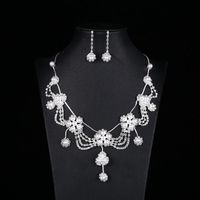 Pendientes Collar de lujo Luxury White Crystal Jewelry Charm Color de plata Arete colgante para mujeres Daony Flower Pearl Cadena de bodas NE