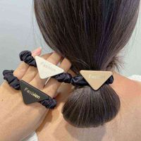 Accessori per la cravatta geometrica del triangolo di modo per le donne Handmade Ley della lega della corda della lettera dei capelli delle bande dei capelli del progettista AA220323