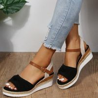 Sapatos de vestido 2022 Ladies Sandals casuais Summer Plataforma plana fivela proa Fashion Aberto do pé colorido de dedão do pé