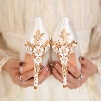 Lüks Beyaz Seksi Tasarımcı Düğün Ayakkabı Kadınlar Için Ayakkabı Moda Metal Çiçek Ince Yüksek Topuklu Sivri Saten Rahat Eden Ayakkabı Gelinler Için Akşam Parti Balo
