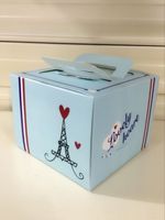 Neue 13.5x13.5x10,2 cm Kraftpapier Lebensmittelbox, Kuchenbox, Kekskästen 50pcs / lot Blaue Eiffelturm Mini Schokoladenboxen mit Griff