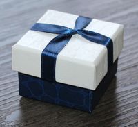 [Simples Sete]] Caixa de Jóias Festival BlueWhite / Crocodilo Anel Padrão Caixa / Pingente de Exibição / Brinco Embalagem com Bowknot (Pequeno)