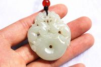 Escultura dupla face, natural e branco duplo jade tianqing brave (ping ping). Pingente de colar de amuleto vintage