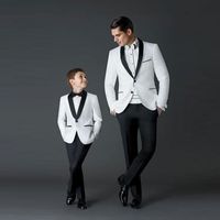 Hübsche weiße Hochzeits-Smoking-dünne Sitz-Anzüge für Mann-Jacke und Hosen Groomsmen-Klage-zwei Stücke preiswerte Abschlussball-formale Klagen mit Fliege
