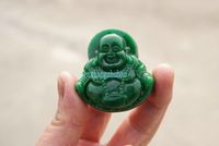 O artesanato verde natural do jade do jade que cinzela, restaurando o fechamento antigo da longa vida das maneiras o Buddha. Talismã pingente de colar.