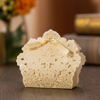 Los titulares del favor de la boda Bolsas de caramelo / chocolate Cortan con láser Papel dorado con cintas Cajas de regalo de boda BW-FH0013