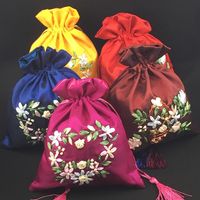 Lint geborduurde grote wedDididng verjaardagscadeau tassen voor gasten Tassel Trekkoord China Silk stof lege sieraden pouches 10pcs / lot