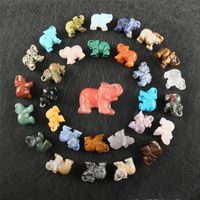 Branco Sri Lanka Moonstone mão Várias pedras estranhas Elefante cinzelado Opal Gemstone ornamento Craft Presente de Natal Paperweight