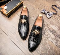 Nuevo estilo moda hombres fiesta y boda mocasines hechos a mano hombres patén de cuero zapatos de oro hebilla hombres vestido zapato zapato Pisos de hombre J110