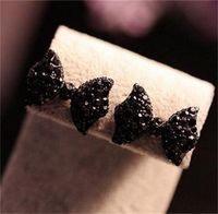 Schwarzer Rhinestone-Fliegeohrbolzen Kristallbowknot-Bolzen-Ohrring für Frauen arbeiten schwarze Bogenbolzenohrringe um