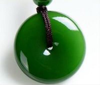 الصينية الجميلة الطبيعية اليشم الأخضر منحوت يدويا قلادة لاكي بوكلي الجاديت