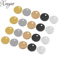 Xinyao 20 stks / partij goud zwart kleur ronde hanger 8mm diameter koperen stempelen lege tag hangers voor ketting sieraden maken