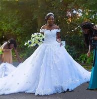 2019 Africano A Line Tulle Abiti da sposa spalle spalle Appliques in pizzo Abiti da sposa Cattedrale treno nero ragazze abiti da sposa
