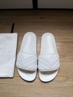 Les pantoufles de bain pour hommes design de haute qualité et des femmes en cuir design de luxe de la mode pantoufles couple pantoufles de plage en plein air
