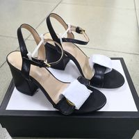 Luxus-Frauen-Absatz-Schwarz-Leder-Sandale Designer-Sandelholz-Absatz-Sommer-reizvolle Sandelholz-Mid-Ferse 7-11cm Hochzeit Schuhe mit Box