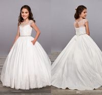 2020 casquillo de la flor blanca del cordón de raso vestidos de niña de boda de la manga de los niños de la joya rebordeó los vestidos de bola de los Rhinestones PRIMERA vestidos de comunión