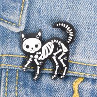 Cat Pin Black body Ver-através de esqueleto branco Broche animal bonito Crachá Jóias Como ser iluminado por raios-X