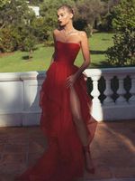 2022 Chic Red Tüll Rüschen Party Prom Dresses trägerlosen Falten Ruhny Sexy High Slit Kleid Abendkleider Roben de Cocktial Formal Elegant