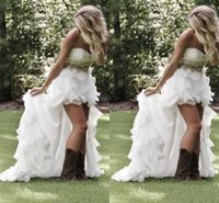 Mütevazı Yüksek Düşük Ülke Stil Gelinlik Sevgiliye Ruffles dantelli Organze Asimetrik Donatılmış Hi-lo boncuk Beyaz Gelin Gelin Kıyafeti