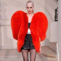 Cappotto senza maniche a forma di cuore rosso Cappotto in pelliccia di moda O-Neck 2019 Autunno / Inverno Giacca Cloak Cloak Plus Size Donne