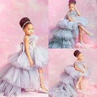 2020 Yüksek Düşük Çiçek Kız Elbise Düğün İçin Dantel Aplike Katmanlı Etekler Küçük Kızlar Pageant Elbise Tüy İlk Komünyon törenlerinde