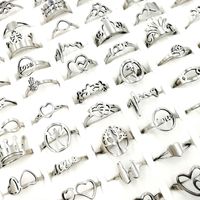 Moda 30 adet / paket Gümüş Band Yüzükler Oymak Erkek Ve Kadın Paslanmaz Çelik Parmak Yüzük Mix Stil Takı Nişan Düğün Charm Hediyeler