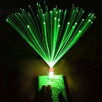 Piccole lampade in fibra ottica colorate realizzate da una tecnologia scientifica e vera di test dei giocattoli inventati e assemblati scienza delle attrezzature fatte a mano