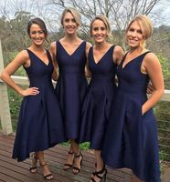 Mode Navy blau kurze Brautjungfer Kleid Satin V-ausschnitt ärmellose Reißverschluss Tee-Länge mit Taschen High Niedrig A-Line Hochzeit Gastkleider