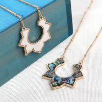 Wholesale New Design Fashion Mixed White Shell Flower Alloy Pendant Necklace Popular Cute Necklace For Womem