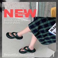 Wholesale Women s New Thick Bottom Leather Foot Bread Sandals Herringbone Flips Flopss Summer Wear Flip Flops Beach Shoes