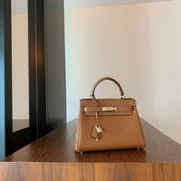 Wholesale Yixxi High Quality Customized New Twist Lock Top Layer Cowhide Handbag Shoulder Crossbody Womens Bag Genuine Leather