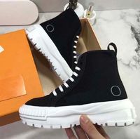 Wholesale Women shoes The high top designer sneaker combines cotton canvas and calfskin trim in sharp contrast with thick tread rubber outsole