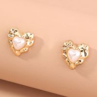 Wholesale Stud Korean Fashion Vintage Baroque Metal Heart Pearl Dangle Earrings For Women Small Elegant Earrings Jewelry