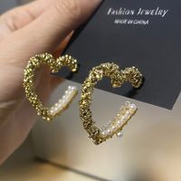 Wholesale Gold Plated Metal Love Pearl Earrings Female Big Heart Hoop Earrings Fashion Earrings Jewelry Accessories for Women Gift