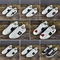 Wholesale 2022 Mens Italy Bee Casual Shoes Women White Flat Leather Shoe Green Red Stripe Embroidered Tiger Snake Couples Trainers Des Chaussures