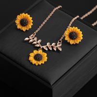 Wholesale Bohemian Sunflower Leaf Pearl Necklace for Women Girls Lovely Resin Daisy Flower Boho Long Drop Handmade Pendant Necklaces