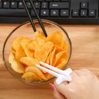 Wholesale Free Hands Snack Chopsticks Play Games Finger Chopstick Lazy Assistant Clip Snacks Not Dirty Hand Phone Accessory Kitchen Tool RRA10836