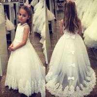 Wholesale New Cute Jewel Neck Flower girls Dresses For Wedding Sleevesless Lace Appliqued Back Bow Sweep LengthFirst Cummunion Dresses