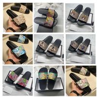Wholesale Trendy Slippers Designer Chic Luxury Slides Classic Mens and Womens Sandals Clasp Metal Leather Flat Beach Booties Loafer Size