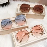 Wholesale Fashion Tea Gradient Sunglasses Women Ocean Water Cut Trimmed Lens Metal Curved Temples Sun Glasses Female UV400