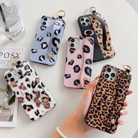 Wholesale Woman Luxury Wrist Strap Leopard Print Phone Cases Soft Silicone For iPhone Pro XS Max XR Plus TPU Wristlet Holder Cover
