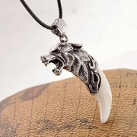 Wholesale Punk Gothic Wolf Tooth Men Necklace Fashion Resin Wolf Tooth Alloy Wolf Head Tooth Pendant Necklace For Boy Men Jewelry Gifts1040 T2