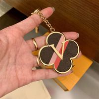 Wholesale Four leaf Keychains Lucky Clover Car Key Chain Rings Accessories Fashion PU Leather Keychain Buckle for Men Women Hanging Decoration with Retail Box YSK10