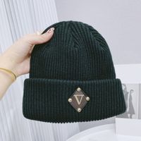 Wholesale Luxury Designer beanie men and women winter warm hat street fashion charm high quality boutique hats black and white good nice