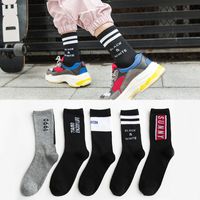 Wholesale 5 Pairs Sports Socks Men Women Unisex Skateboard Street Style Cotton Sock Breathable Letter Printed Basketball White Black