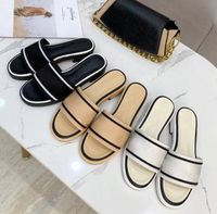 Wholesale 2021 designer ladies casual sandals outdoor shopping beach slippers rubber outsole simple and comfortable multiple colors