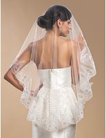 Wholesale 2019 Lace Wedding Dresses Bridal Accessories Veils White Ivory Beautiful Short Length Lace Edge Long Bride Veil New