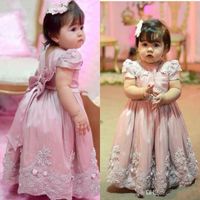 Wholesale 2021 Cute Flower Girls Dresses For Wedding Jewel Neck Short Sleeves Princess Lace Appliques Pearl Sashes Children Kids Party Communion Gowns